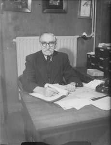 879221 Portret van de heer J.C. Douze sr., chef bij Drukkerij Hoonte (Willemstraat 11-21) in Wijk C te Utrecht, op kantoor.